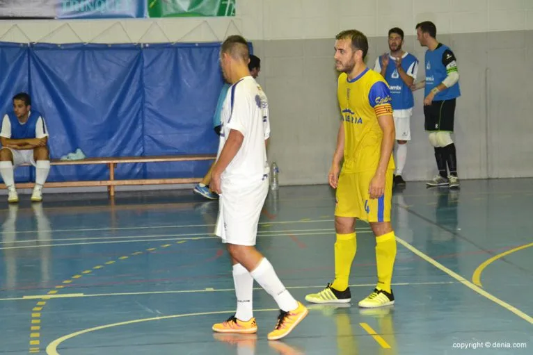 Blai vigilado por un defensor murciano