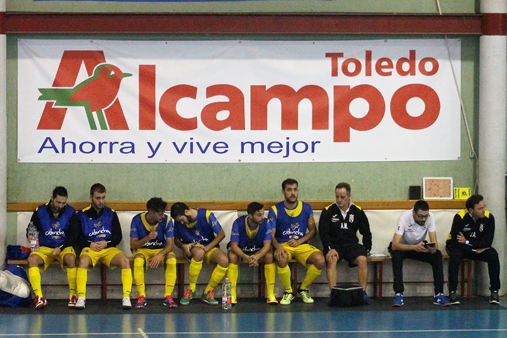 Enfado monumental en el Dénia Futsal por el arbitraje sufrido ante la AD Bargas (5-2) 2 Caras largas en el banquillo dianense