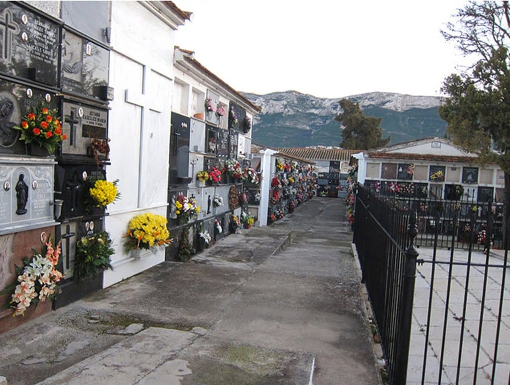 Calles cortadas y más agentes de Policía Local para el puente de Todos los Santos en Dénia 1 Cementerio-de-Dénia