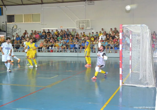El Dénia Futsal sentenció al Pinatar FS en una gran segunda parte (5-1) 10 cesar enviando el balon a corner