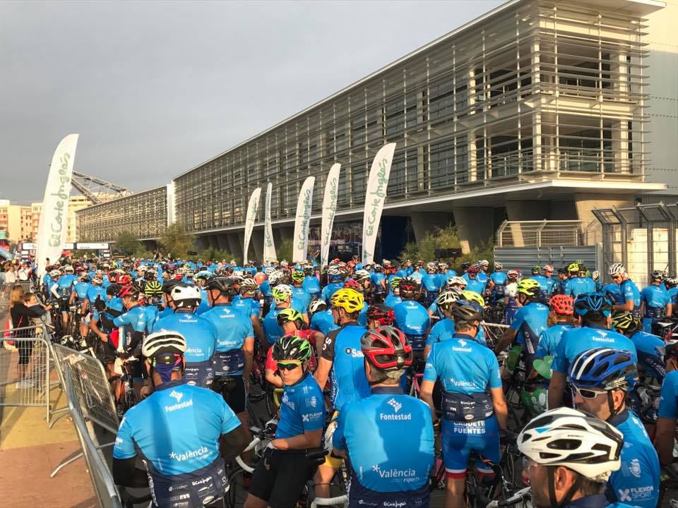 Ciclistas en la Marina Real Juan Carlos I de Valencia