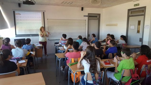 Los alumnos del aula específica del IES Número 3 incorporan la natación a sus actividades 4 clase de los alumos de especifica del tercer ies de denia