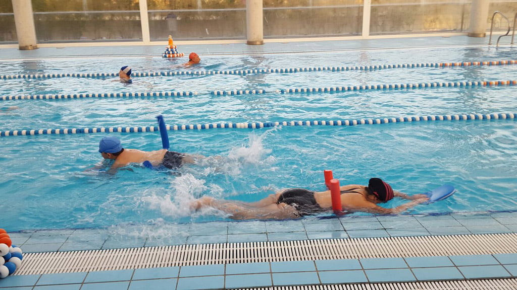 Clases de natación para los alumnos del aula específica del IES Número 3