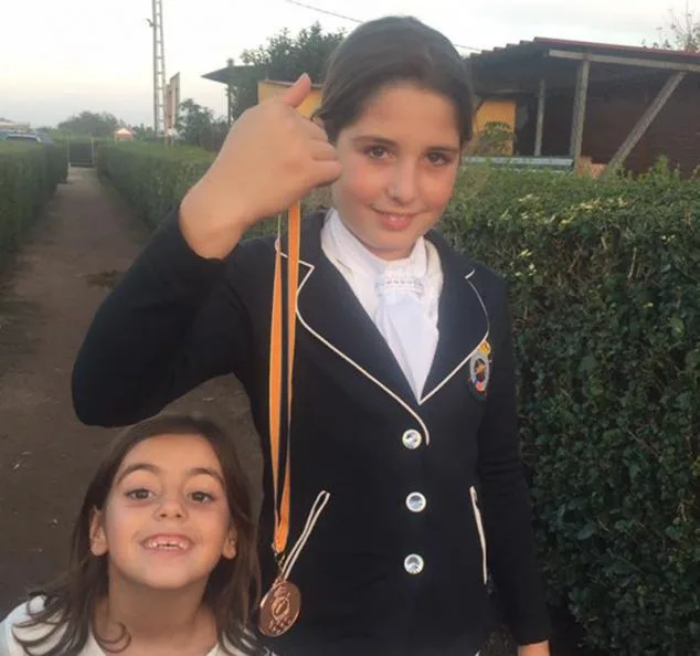 claudia lledo luciendo su medalla