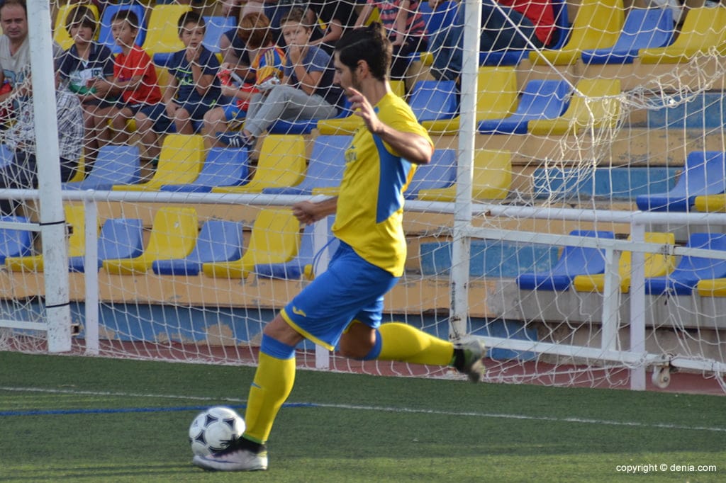 El CD Dénia visita a un duro rival como es el Calpe CF 2 Cristian golpeando el balón