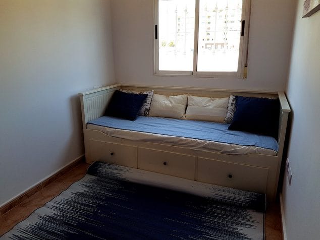 dormitorio con cama individual inmobiliaria adal