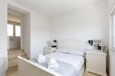 Dormitorio con baño en suite Quality Rent a Villa