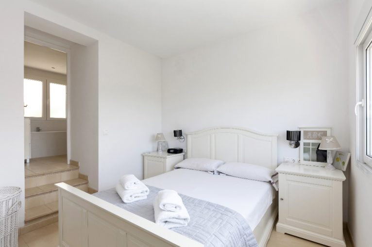 Dormitorio con baño en suite Quality Rent a Villa