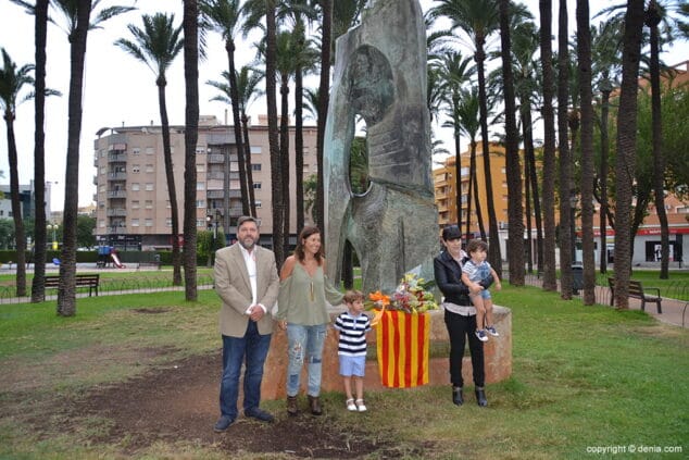 Compromís realizó balance político y reivindicó valencianismo en su acto del 9 de Octubre 9 ediles de compromis junto a jaume i