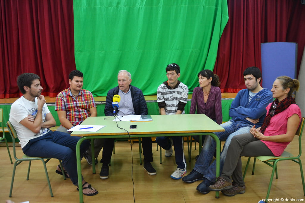 Enrique Montoliu y los alumnos que trabajarán en el Jardí de l’Albarda