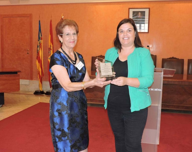 Entrega de una placa a la presidenta de las Amas de Casa