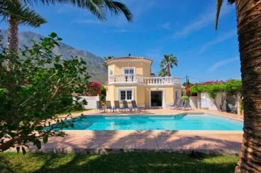 Fachada y piscina de la casa-Quality Rent a Villas