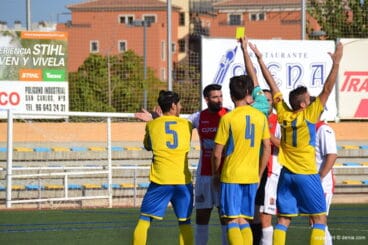Francesc viendo la cartulina amarilla