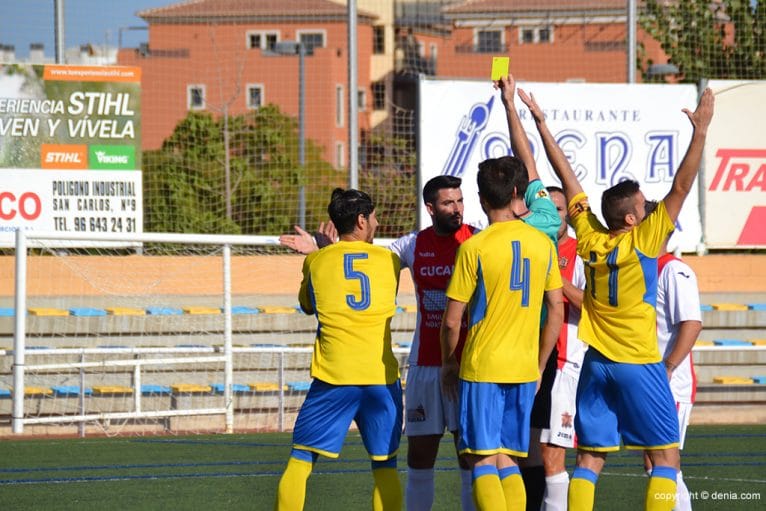 Francesc viendo la cartulina amarilla
