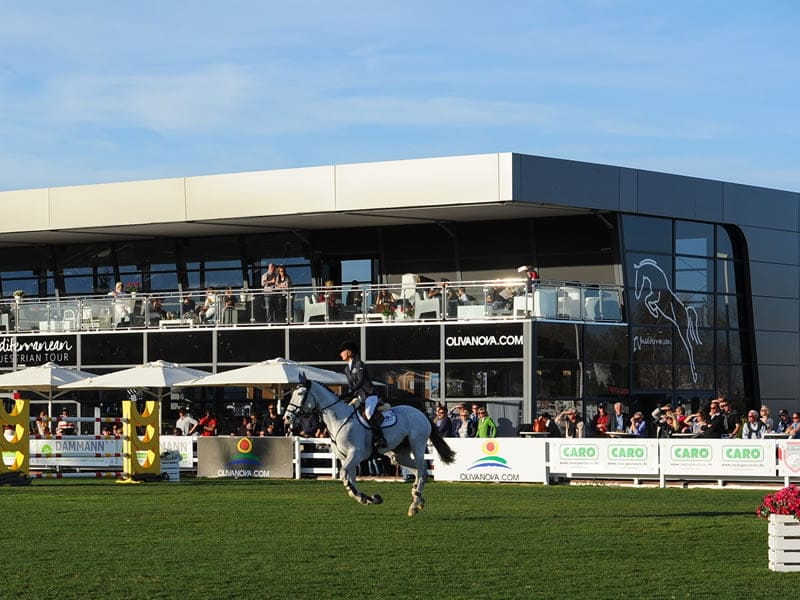Cerca de 300 jinetes de más de 30 países competirán en el Autumn Mediterranean Equestrian Tour 2016 2 Jinete en uno de los concursos de salto