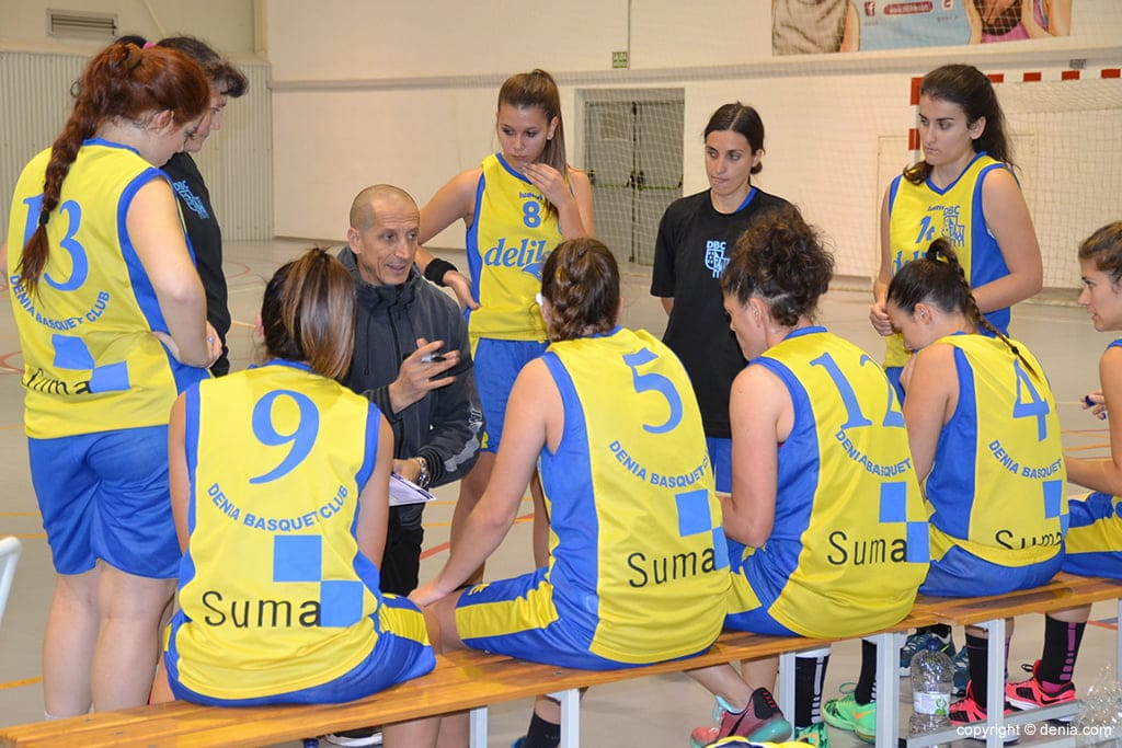 Triunfos para las chicas del Dénia Básquet Club en seniors y juniors 1 Juan Luis Pérez durante un tiempo muerto