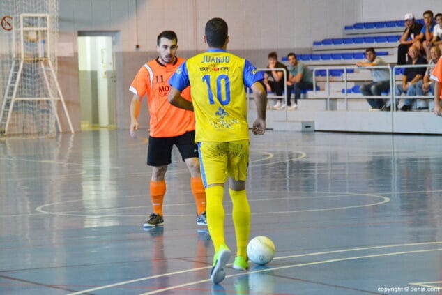 juanjo encarando a un rival