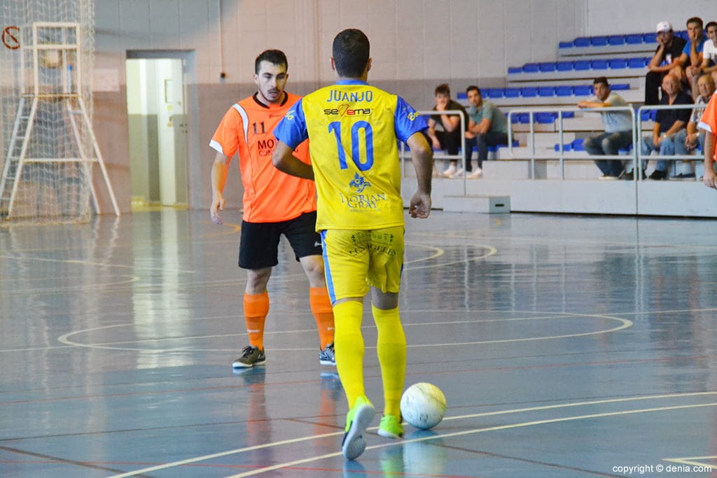 Juanjo encarando a un rival