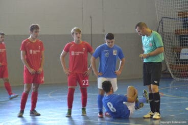 Jugador de La Rectoría FS en el suelo
