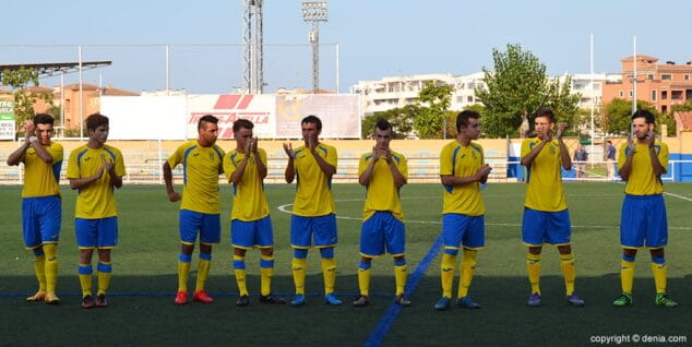 jugadores del cd denia juvenil a saludando antes de un partido