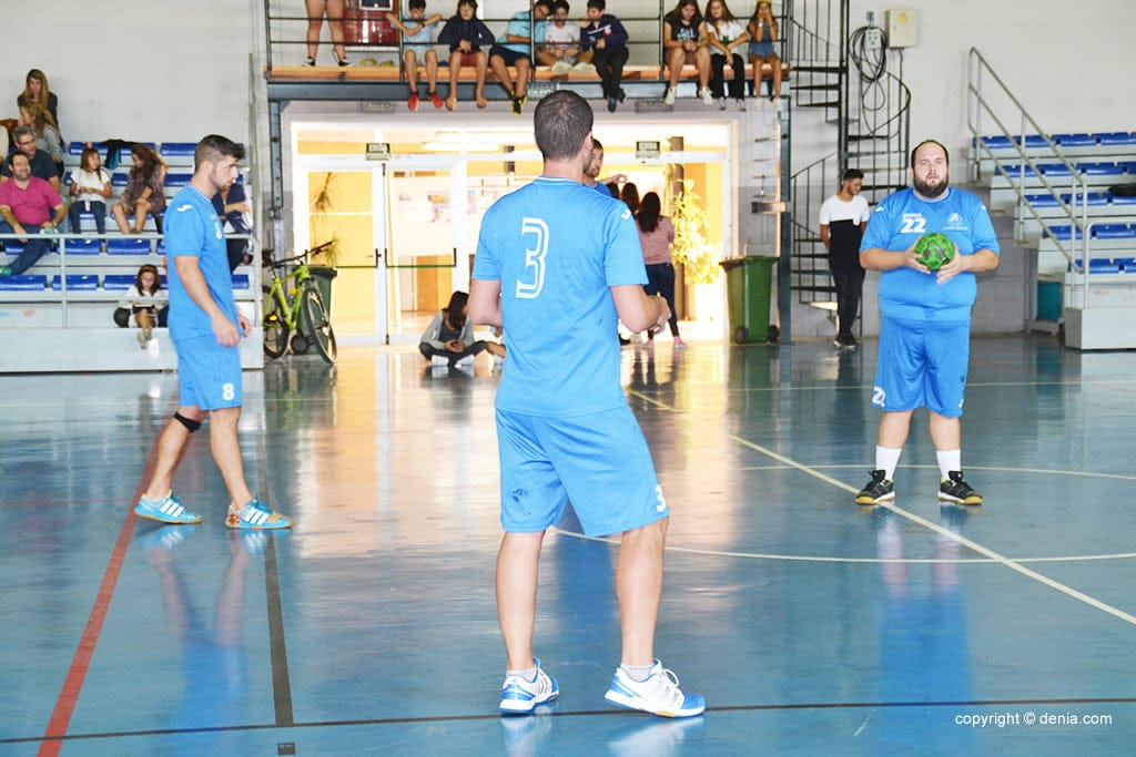 Jugadores dianenses sacando de centro