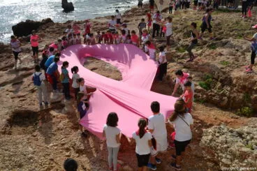 lazo rosa en la caminata solidaria contra el cancer de mama
