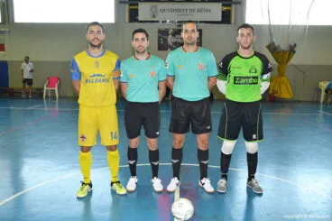 Los capitanes con los árbitros