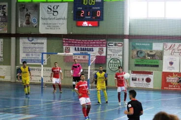 els deniers atacant la porteria de l'ad bargues