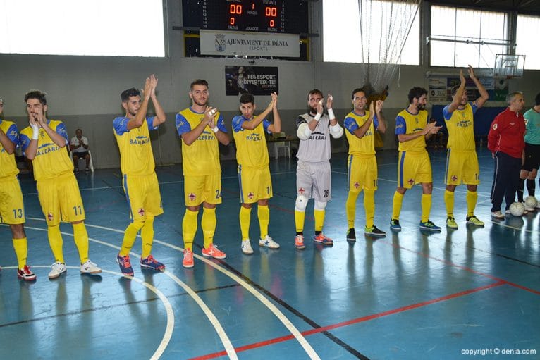 Los dianenses saludando a su afición
