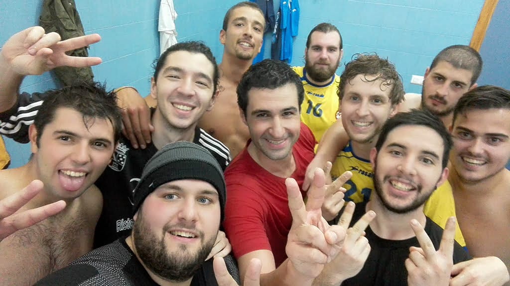 El Garbi Dénia sumó un holgado triunfo en la pista del BM Rojales (28-35) 1 Los dianenses señalan con las manos su segundo triunfo