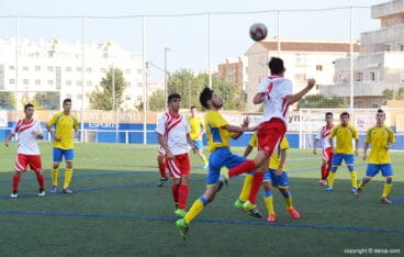 los juveniles dianenses luchando por un balon