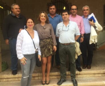 miembros de cedma a las puertas del ayuntamiento