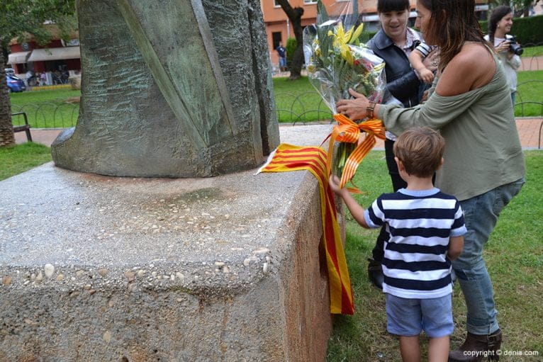 Momento de la ofrenda floral a Jaume I