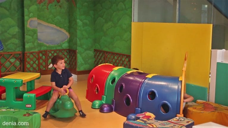 Niños jugando en Mon Blau
