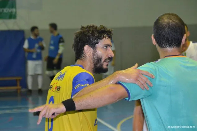 El Dénia Futsal sentenció al Pinatar FS en una gran segunda parte (5-1) 7 pablo tarin hablando con uno de los colegiados
