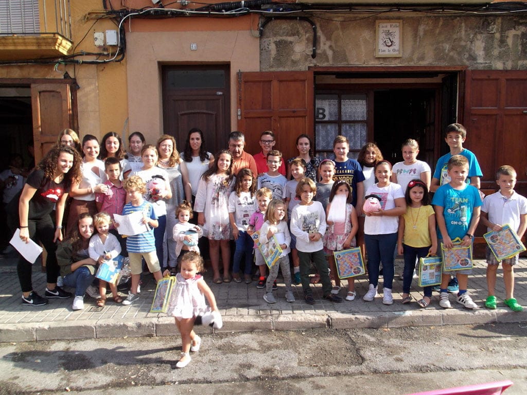 Participantes en el concurso de dibujo de Baix la Mar