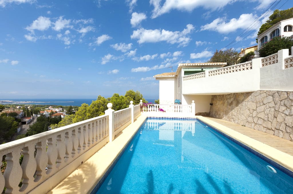 Fantástica casa en Las Rotas para tus vacaciones perfectas, en Quality Rent a Villa 1 Piscina de la casa Quality Rent a Villa