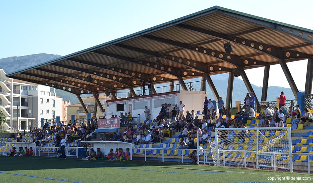 Público en un partido del CD Dénia
