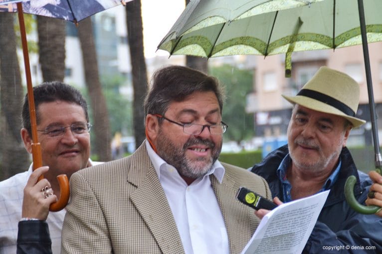 Rafa Carrió realizando su discurso bajo un paraguas