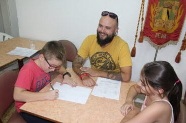 Rafa Cheli firma el contrato del monumento infantil de la falla Diana