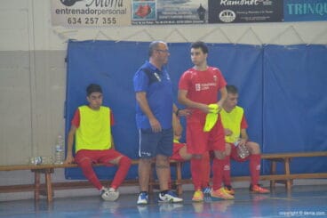 raul gil hablando con un jugador