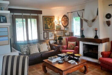 sala de estar con chimenea euroholding