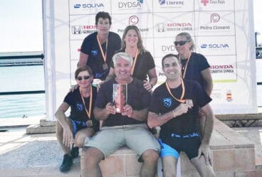 sonrientes con su medalla de bronce