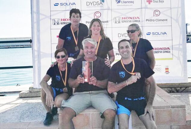 sonrientes con su medalla de bronce