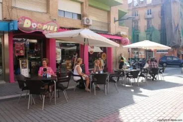 Terraza Doopies & Coffee Denia