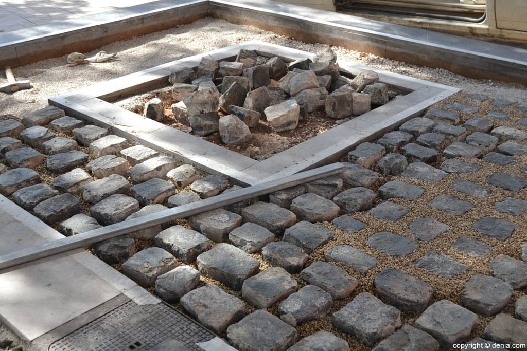 Trabajos de instalación de adoquines en las jardineras