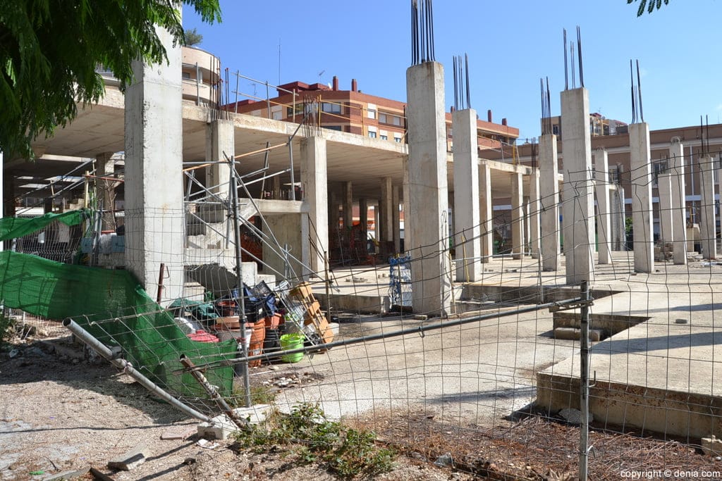 Vallas rotas en la finca abandonada