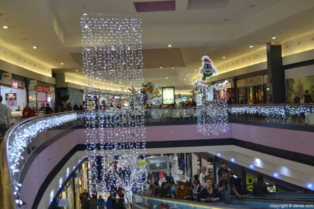 06 iluminacion navidena en portal de la marina escaleras
