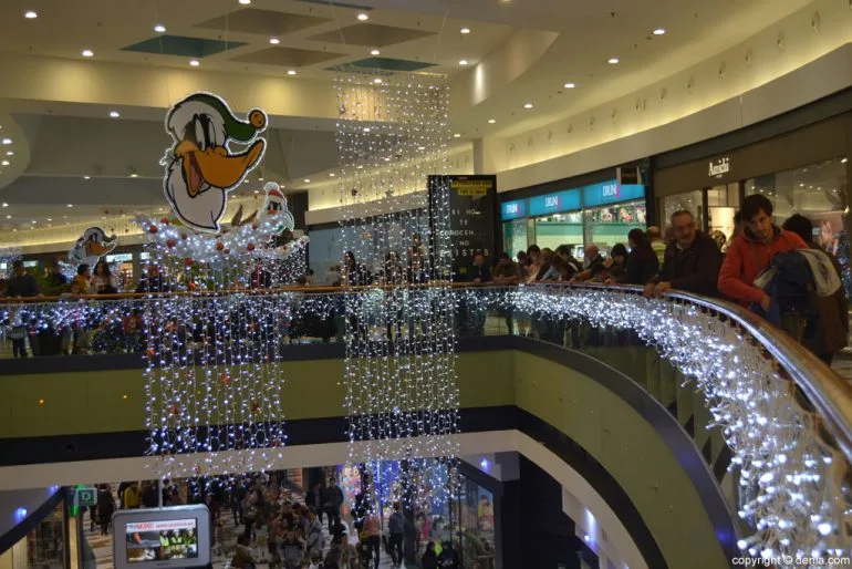 Iluminación Navideña en Portal de la Marina - Pato Lucas