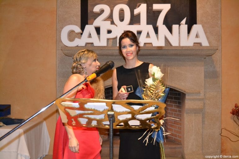 Presentación capitanía mora 2017 - detalle para la embajadora